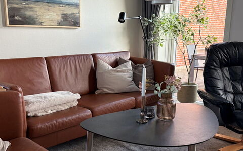 Adils - 2.5Km from the Sea: Meubilair, Bankstel, Woonkamer, Interieur Ontwerp, Huis, Flooring, Verdieping, Houten Vloer