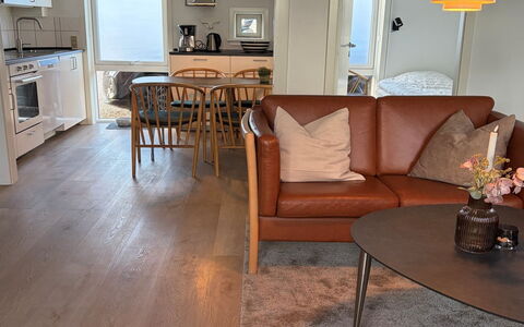 Adils - 2.5Km from the Sea: Meubilair, Verdieping, Flooring, Interieur Ontwerp, Houten Vloer, Hout, Laminaatvloer, Huis, Woonkamer, Stoel