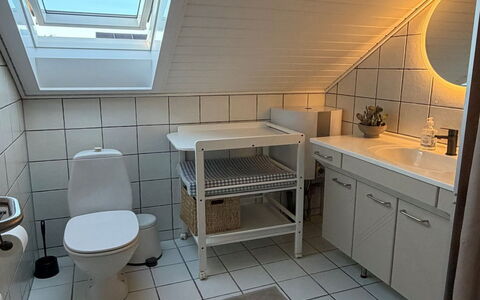 Adils - 2.5Km from the Sea: Loodgieterswerkinrichting, Wastafel, Flooring, Verdieping, Wastafel In De Badkamer, Interieur Ontwerp, Kraan, Badkamer, Loodgieter, Toilet