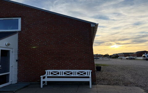 Adils - 2.5Km from the Sea: Lucht, Wolk, Dak, Metselwerk, Steen, Meteorologisch Verschijnsel, Daylighting, Cumulus, Avond