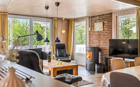 Gabriela - 1Km from the Sea: Meubilair, Hout, Interieur Ontwerp, Woonkamer, Bankstel, Plafond, Flooring, Huis, Stoel, Verdieping
