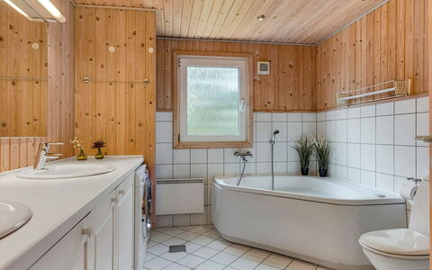 Gabriela - 1Km from the Sea: Flooring, Loodgieterswerkinrichting, Interieur Ontwerp, Hout, Verdieping, Plafond, Kraan, Badkamer, Wastafel, Loodgieter