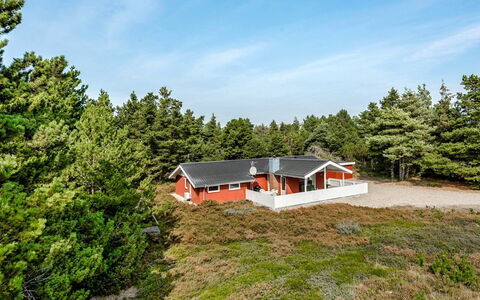 Gabriela - 1Km from the Sea: Gebouw, Huis, Venster, Huis, Dak, Woongebied, Struik, Verblijf, Land Lot