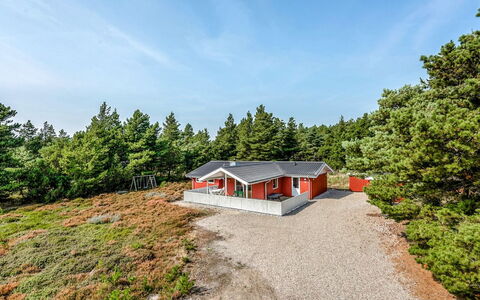 Gabriela - 1Km from the Sea: Gebouw, Huis, Venster, Huis, Dak, Woongebied, Struik, Verblijf, Land Lot
