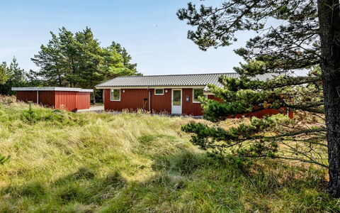 Gabriela - 1Km from the Sea: Gebouw, Huis, Venster, Huis, Dak, Woongebied, Struik, Verblijf, Land Lot