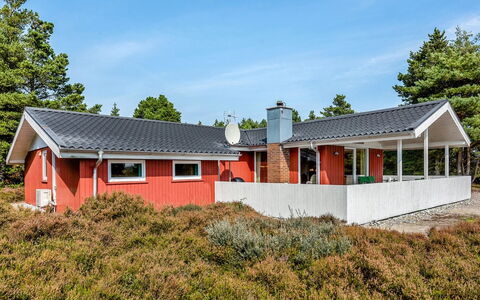 Gabriela - 1Km from the Sea: Gebouw, Huis, Venster, Huis, Dak, Woongebied, Struik, Verblijf, Land Lot