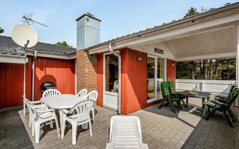 Gabriela - 1Km from the Sea: Gebouw, Huis, Venster, Huis, Dak, Woongebied, Struik, Verblijf, Land Lot
