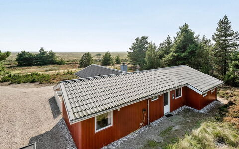 Gabriela - 1Km from the Sea: Gebouw, Huis, Venster, Huis, Dak, Woongebied, Struik, Verblijf, Land Lot