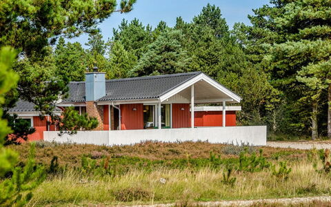 Gabriela - 1Km from the Sea: Gebouw, Huis, Venster, Huis, Dak, Woongebied, Struik, Verblijf, Land Lot