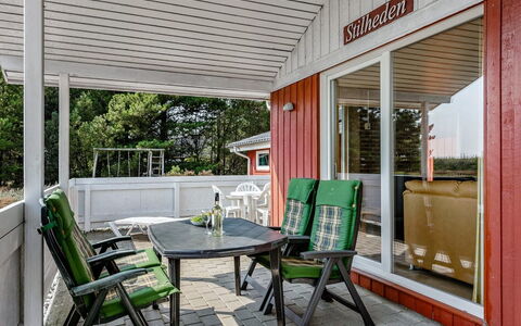 Gabriela - 1Km from the Sea: Gebouw, Huis, Venster, Huis, Dak, Woongebied, Struik, Verblijf, Land Lot