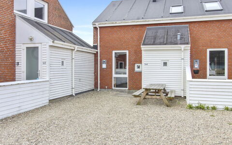 Héléne - 2.3Km from the Sea: Huis, Dak, Huis, Deur, Verblijf, Schaduw, Tuin, Groundcover, Veranda, Werf