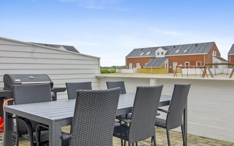 Héléne - 2.3Km from the Sea: Huis, Dak, Huis, Deur, Verblijf, Schaduw, Tuin, Groundcover, Veranda, Werf