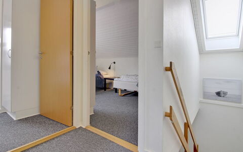 Héléne - 2.3Km from the Sea: Huis, Dak, Huis, Deur, Verblijf, Schaduw, Tuin, Groundcover, Veranda, Werf