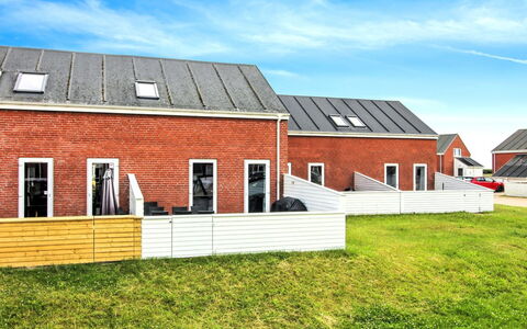 Héléne - 2.3Km from the Sea: Huis, Dak, Huis, Deur, Verblijf, Schaduw, Tuin, Groundcover, Veranda, Werf