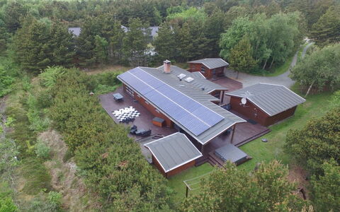 Patrizia - 1Km from the Sea: Gebouw, Huis, Venster, Huis, Dak, Woongebied, Struik, Verblijf, Land Lot