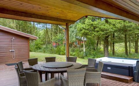 Patrizia - 1Km from the Sea: Gebouw, Huis, Venster, Huis, Dak, Woongebied, Struik, Verblijf, Land Lot