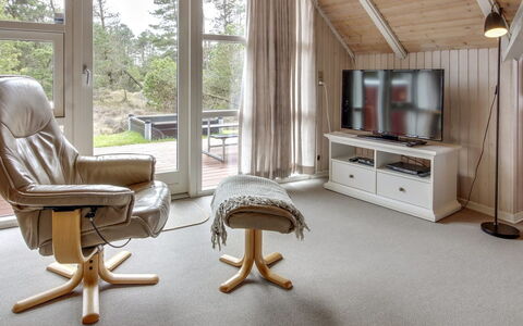 Dida - 3.1Km from the Sea: Meubilair, Interieur Ontwerp, Flooring, Hout, Verdieping, Plafond, Huis, Kamer, Woonkamer, Stoel