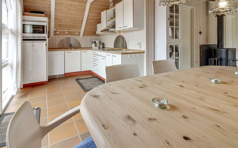 Dida - 3.1Km from the Sea: Meubilair, Interieur Ontwerp, Flooring, Verdieping, Hout, Plafond, Keuken, Countertop, Keuken En Eettafel, Kamer
