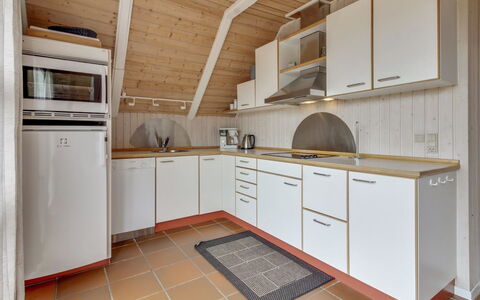 Dida - 3.1Km from the Sea: Keuken, Flooring, Interieur Ontwerp, Verdieping, Hout, Countertop, Plafond, Wastafel, Loodgieterswerkinrichting, Cabinetry