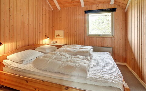 Dida - 3.1Km from the Sea: Slaapkamer, Bed, Hout, Interieur Ontwerp, Laken, Plafond, Bedding, Verdieping, Kamer, Flooring