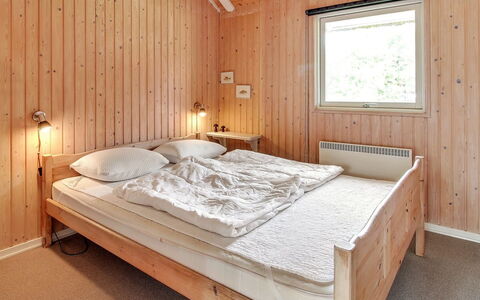 Dida - 3.1Km from the Sea: Bed, Slaapkamer, Laken, Hout, Bedding, Interieur Ontwerp, Plafond, Meubilair, Flooring, Verdieping