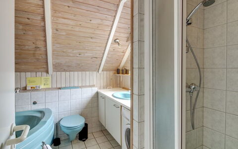 Dida - 3.1Km from the Sea: Hout, Loodgieterswerkinrichting, Flooring, Verdieping, Interieur Ontwerp, Loodgieter, Plafond, Kraan, Badkamer, Kamer