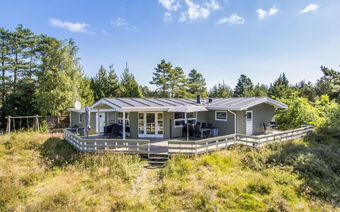 Silva - 3.9Km from the Sea: Huis, Dak, Huis, Deur, Verblijf, Schaduw, Tuin, Groundcover, Veranda, Werf