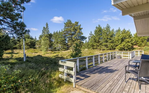 Silva - 3.9Km from the Sea: Huis, Dak, Huis, Deur, Verblijf, Schaduw, Tuin, Groundcover, Veranda, Werf