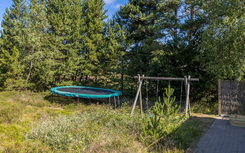 Silva - 3.9Km from the Sea: Huis, Dak, Huis, Deur, Verblijf, Schaduw, Tuin, Groundcover, Veranda, Werf