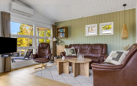 Silva - 3.9Km from the Sea: Huis, Dak, Huis, Deur, Verblijf, Schaduw, Tuin, Groundcover, Veranda, Werf
