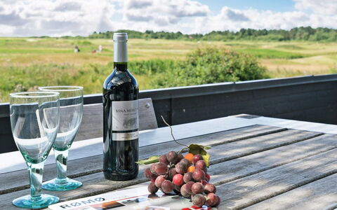 Merisa - 2.5Km from the Sea: Meubilair, Tafel, Buitenmeubels, Buitentafel, Stoel, Wijn, Fles, Picknicktafel, Wijnglas, Keuken En Eettafel