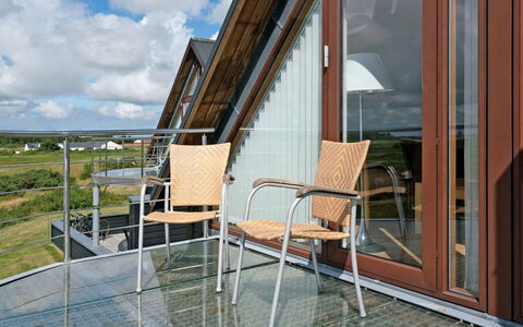 Merisa - 2.5Km from the Sea: Stoel, Hardwood, Beits, Houten Vloer, Daylighting, Eco Hotel, Balkon, Buitenmeubels, Dek, Aluminium