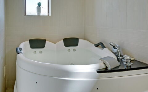 Merisa - 2.5Km from the Sea: Bad, Loodgieterswerkinrichting, Badkamer, Loodgieter, Kraan, Jacuzzi, Wastafel, Ontwerp