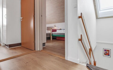 Odger - 2.3Km from the Sea: Dak, Huis, Land Lot, Huis, Verblijf, Landgoed, Garden Gebouwen, Schaduw, Blokhut, Landscaping