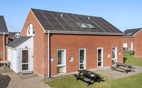Odger - 2.3Km from the Sea: Dak, Huis, Land Lot, Huis, Verblijf, Landgoed, Garden Gebouwen, Schaduw, Blokhut, Landscaping