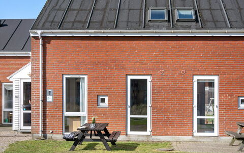 Odger - 2.3Km from the Sea: Dak, Huis, Land Lot, Huis, Verblijf, Landgoed, Garden Gebouwen, Schaduw, Blokhut, Landscaping