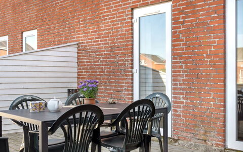 Odger - 2.3Km from the Sea: Dak, Huis, Land Lot, Huis, Verblijf, Landgoed, Garden Gebouwen, Schaduw, Blokhut, Landscaping