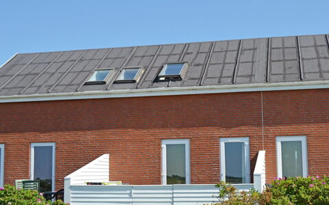 Drita - 2.3Km from the Sea: Zonne Energie, Samengesteld Materiaal, Zonne-Energie, Helling, Steen, Daylighting, Siding