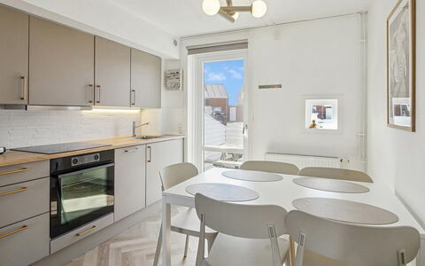 Mildred - 2.3Km from the Sea: Flooring, Interieur Ontwerp, Verdieping, Hout, Plafond, Meubilair, Appartement, Keuken, Kamer, Verlichting