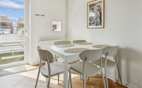 Mildred - 2.3Km from the Sea: Flooring, Meubilair, Verdieping, Hout, Interieur Ontwerp, Keuken En Eettafel, Stoel, Eetkamer, Plafond, Tafel