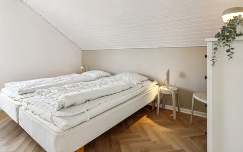 Mildred - 2.3Km from the Sea: Flooring, Hout, Verdieping, Slaapkamer, Interieur Ontwerp, Plafond, Laken, Bed, Bedding, Bed Frame