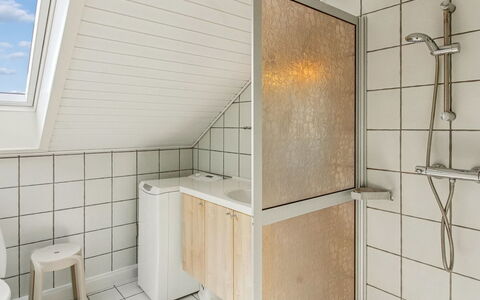 Mildred - 2.3Km from the Sea: Flooring, Verdieping, Loodgieterswerkinrichting, Interieur Ontwerp, Plafond, Loodgieter, Tegel, Kraan, Samengesteld Materiaal, Badkamer