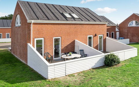 Ameli - 2.3Km from the Sea: Gebouw, Huis, Venster, Huis, Dak, Woongebied, Struik, Verblijf, Land Lot