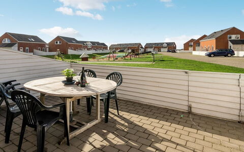 Ameli - 2.3Km from the Sea: Gebouw, Huis, Venster, Huis, Dak, Woongebied, Struik, Verblijf, Land Lot