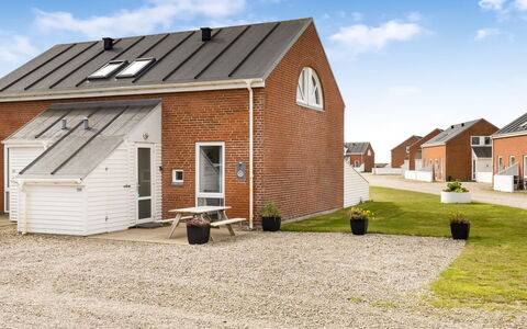 Ameli - 2.3Km from the Sea: Gebouw, Huis, Venster, Huis, Dak, Woongebied, Struik, Verblijf, Land Lot