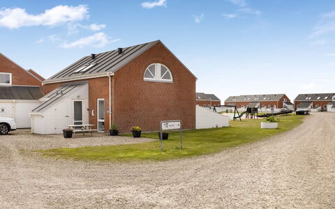 Ameli - 2.3Km from the Sea: Gebouw, Huis, Venster, Huis, Dak, Woongebied, Struik, Verblijf, Land Lot