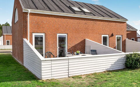Ameli - 2.3Km from the Sea: Gebouw, Huis, Venster, Huis, Dak, Woongebied, Struik, Verblijf, Land Lot