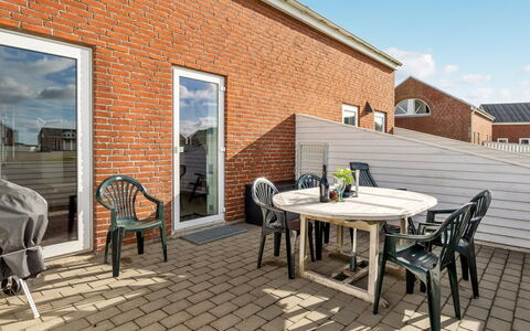 Ameli - 2.3Km from the Sea: Gebouw, Huis, Venster, Huis, Dak, Woongebied, Struik, Verblijf, Land Lot