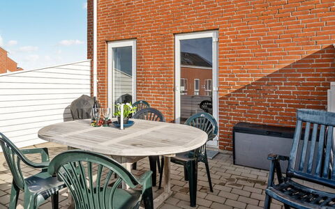 Ameli - 2.3Km from the Sea: Gebouw, Huis, Venster, Huis, Dak, Woongebied, Struik, Verblijf, Land Lot