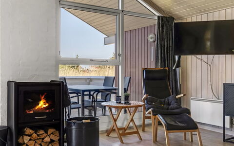 Hermandine - 700M from the Sea: Hout, Flooring, Verdieping, Meubilair, Stoel, Houtkachel, Hardwood, Woonkamer, Haard, Huishoudapparatuur